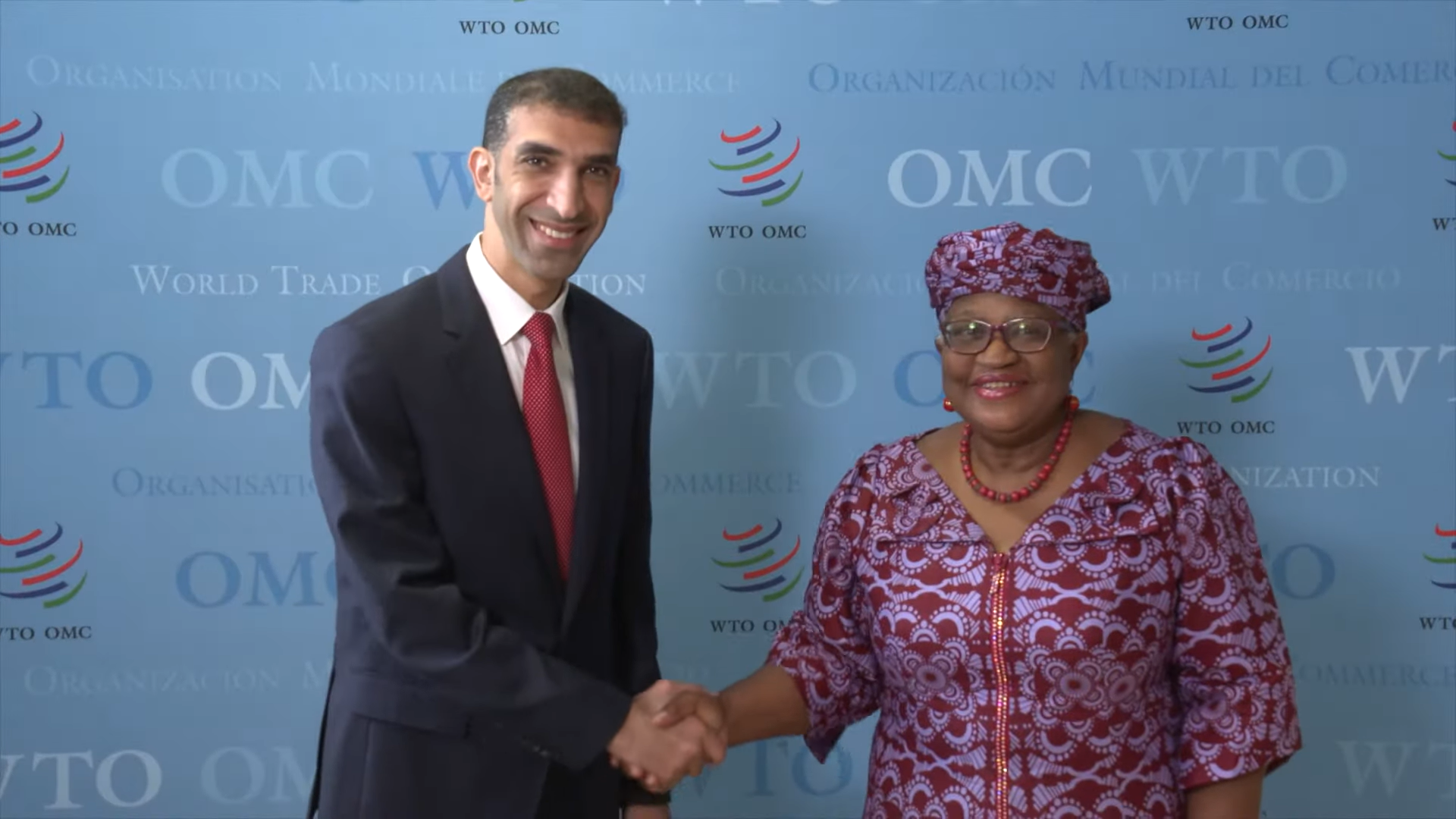 La Directrice générale de l'OMC, Ngozi Okonjo-Iweala et Thani ben Ahmed Al Zeyoudi, ministre d'Etat au Commerce extérieur des Émirats arabes unis
