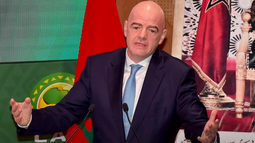 Fragilisé, Gianni Infantino tient une réunion de crise à Rabat