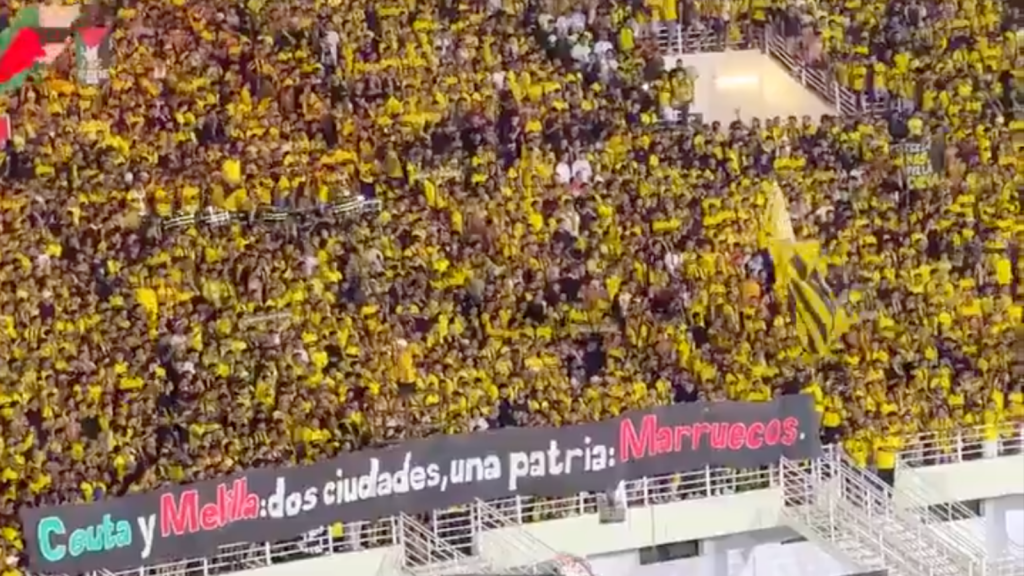 Une banderole des supporters du MAS de Fès revendique la marocanité de Sebta et Melilla
