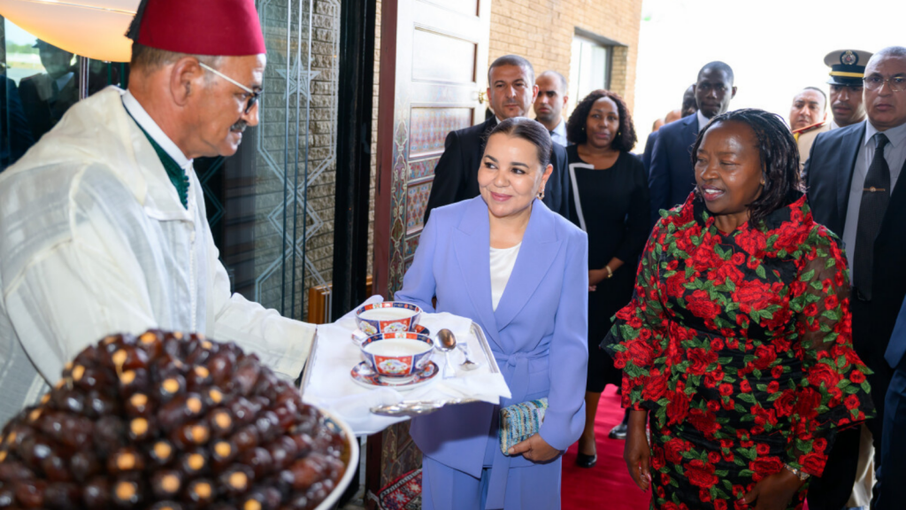 La Princesse Lalla Asmaa, sœur du Roi Mohammed VI, et la Première Dame du Kenya visitent des patients implantés à Rabat